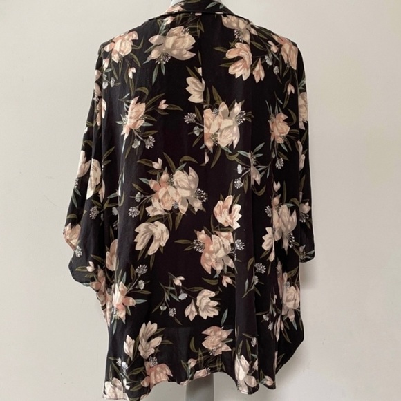 Aritzia Talula floral kimono - Picture 3 of 4
